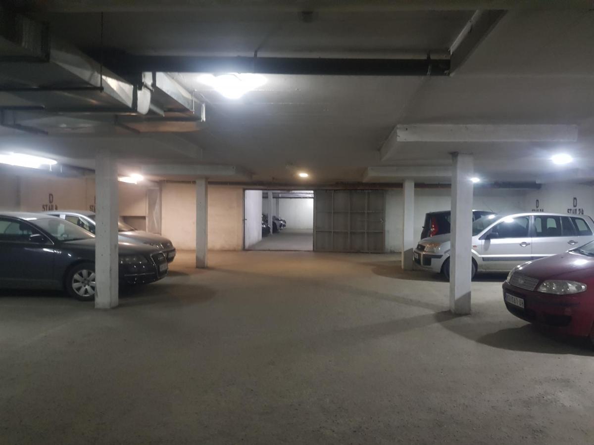Rajiceva 5- Apartman Sa Prostranom Terasom I Garaznim Mestom Kragujevac Eksteriør billede